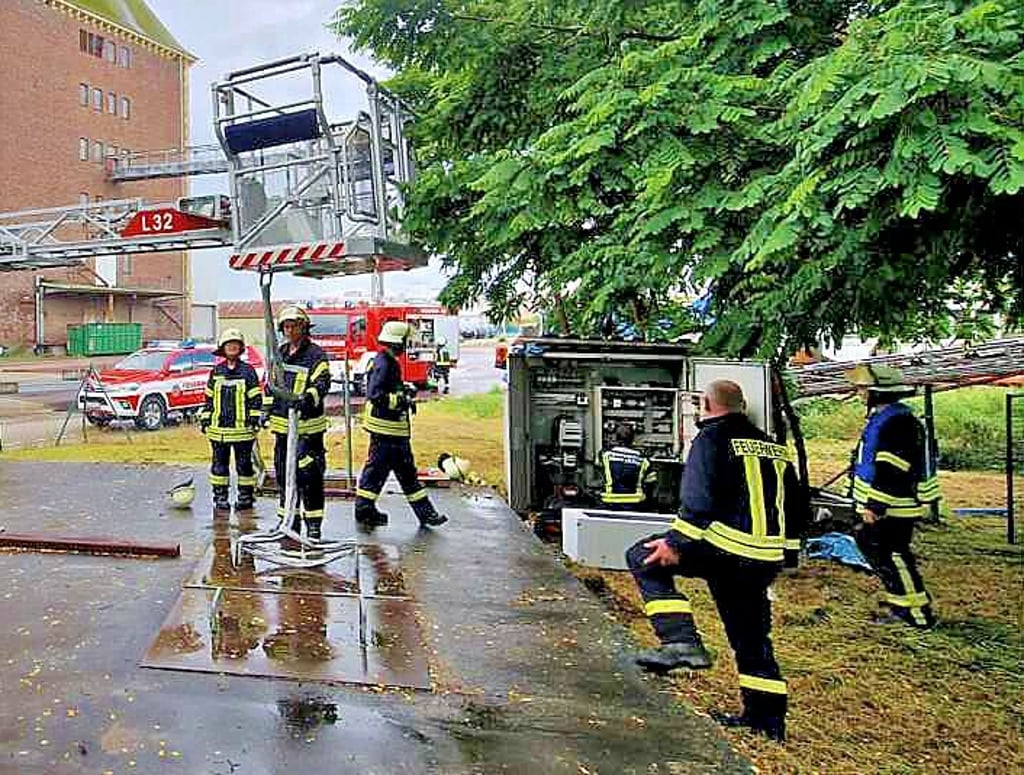Die Feuerwehr in Aken rückte zum Hafen aus.