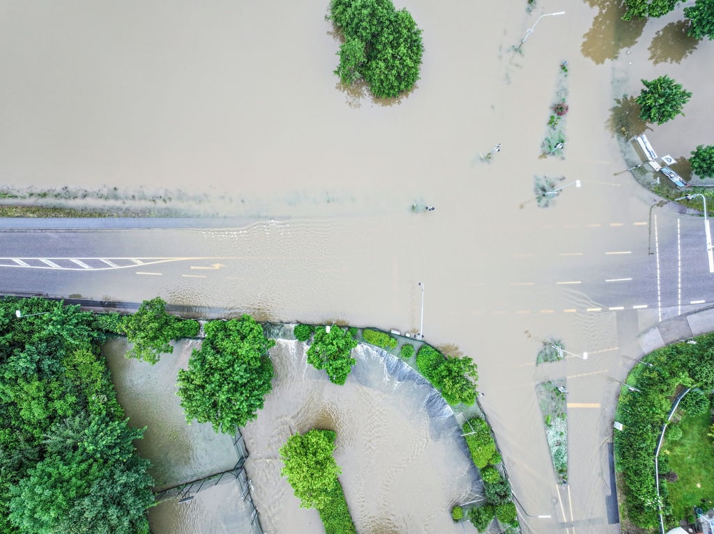Das Wasser der Ilm ist in Oberbayern über die Ufer getreten.