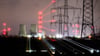 Rote Lampen leuchten rund um das Kohlekraftwerk Mehrum (Aufnahme mit langer Verschlusszeit und Zoom-Effekt).