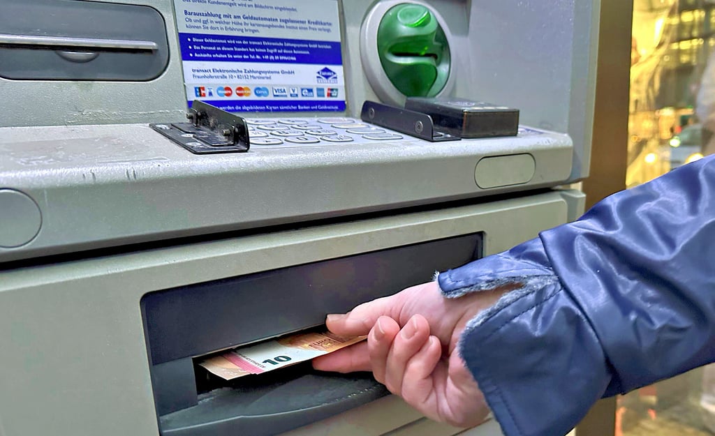 Gewiefte Straftäter hatten einer Seniorin die EC-Karte gestohlen und auf ihre Kosten Geld abgehoben.