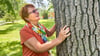 Gesundheitsberaterin Angela Schmidt hat sich als Kursleiterin für das Waldbaden ausbilden lassen und steht mit den Bäumen auf Du und Du. 