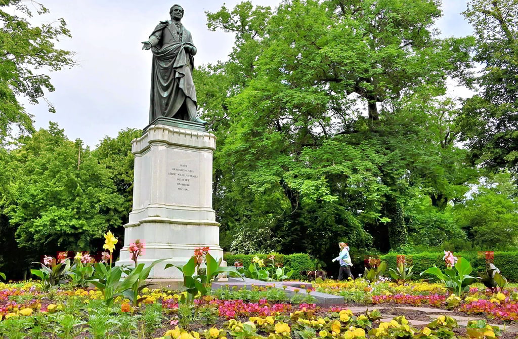 Auch im Magdeburger Nordpark wurde gepflanzt, hier am Rondell des Denkmals für August Wilhelm Francke (1785-1851), früherer Oberbürgermeister der Stadt Magdeburg.