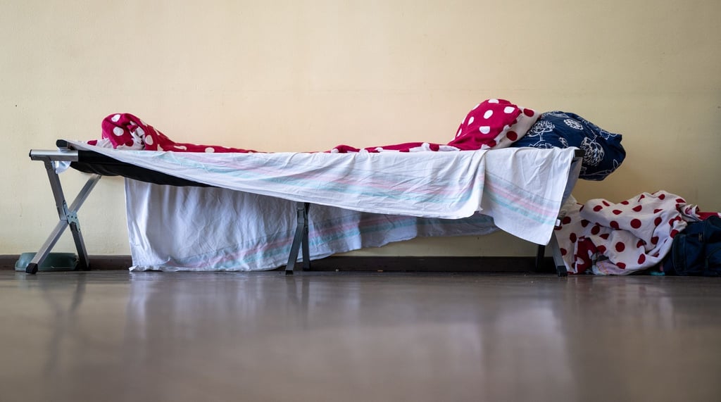 Ein Bett steht in der Kältehilfe-Notübernachtung in der Bergstraße im Bezirk Steglitz-Zehlendorf.