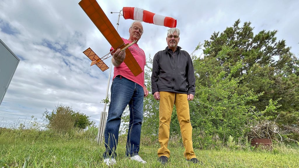 Bernd Göricke (l.) und Andreas Groß vom Wolfener Segeflugverein kümmern sich bereits seit Wochen um die Organisation der Jubiläumsfeier.