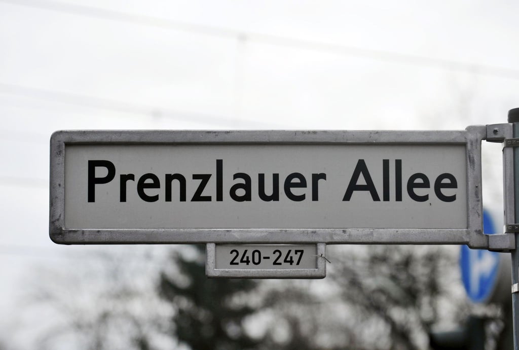 Das Straßenschild "Prenzlauer Allee" in Berlin an einer Straßenkreuzung.