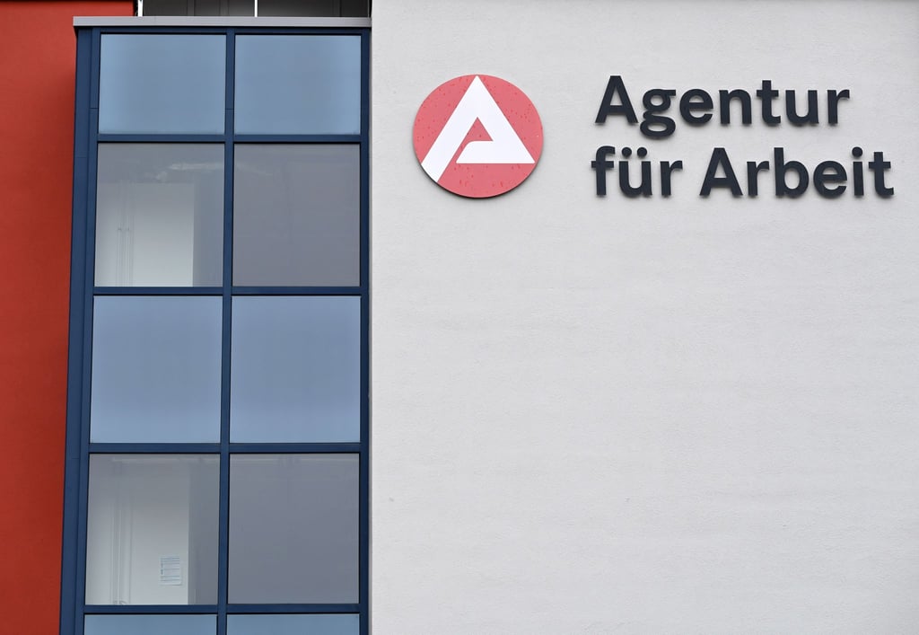 "Agentur für Arbeit" steht an der Fassade eines Jobcenters.