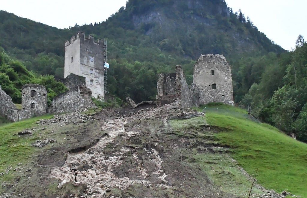 Teile der Burgruine Falkenstein im oberbayerischen Flintsbach sind nach heftigen Regenfällen abgerutscht.