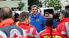 Bayerns Ministerpräsident Markus Söder (M, CSU), spricht zu Einsatzkräften vom Roten Kreuz, DLRG und anderen Rettungskräften bei einer Ortsbesichtigung im vom Hochwasser betroffenen oberbayerischen Reichertshofen.