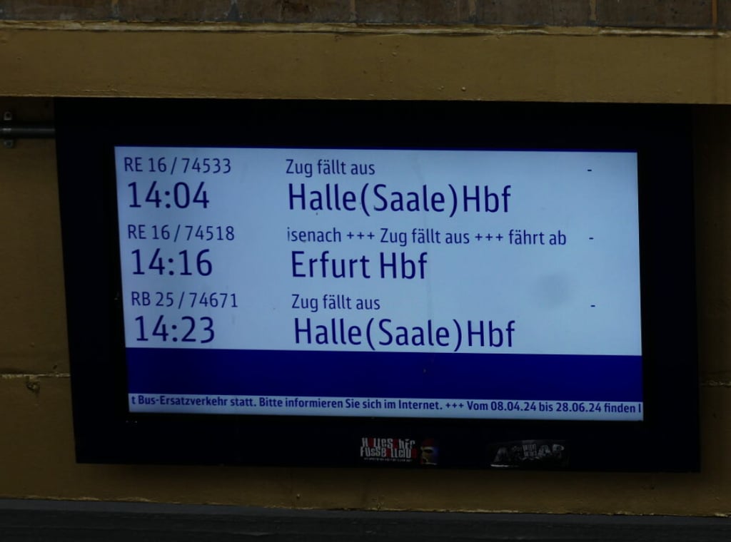 In Merseburg ist seit 13 Uhr der komplette Bahnverkehr auf der Strecke Halle-Merseburg-Weißenfels eingestellt.