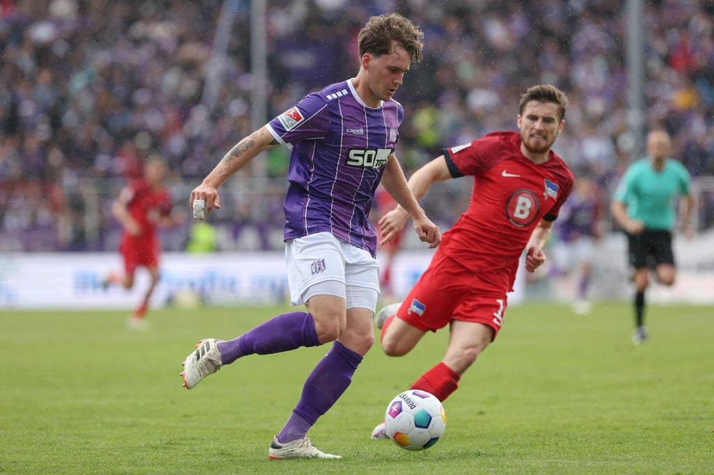 Der 1. FC Kaiserslautern hat Linksverteidiger Florian Kleinhansl (l) für die neue Zweitliga-Saison verpflichtet.