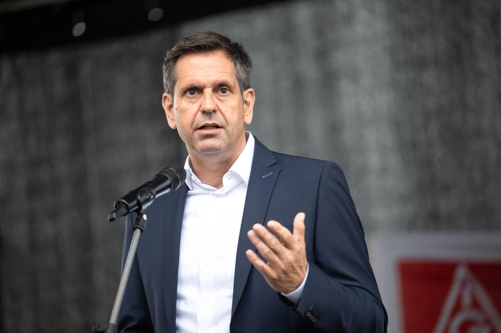 Olaf Lies (SPD), Wirtschaftsminister von Niedersachsen, spricht bei einer Kundgebung vor dem Werkstor zu der Belegschaft der Meyer Werft.
