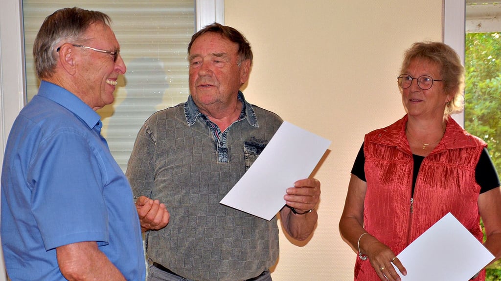 Der Hohenerxlebener Ortsbürgermeister Siegfried Klein (Mitte) übernimmt die Verteilung der Ehrenurkunden, hier an Helmut Müller und Ilona Franke.