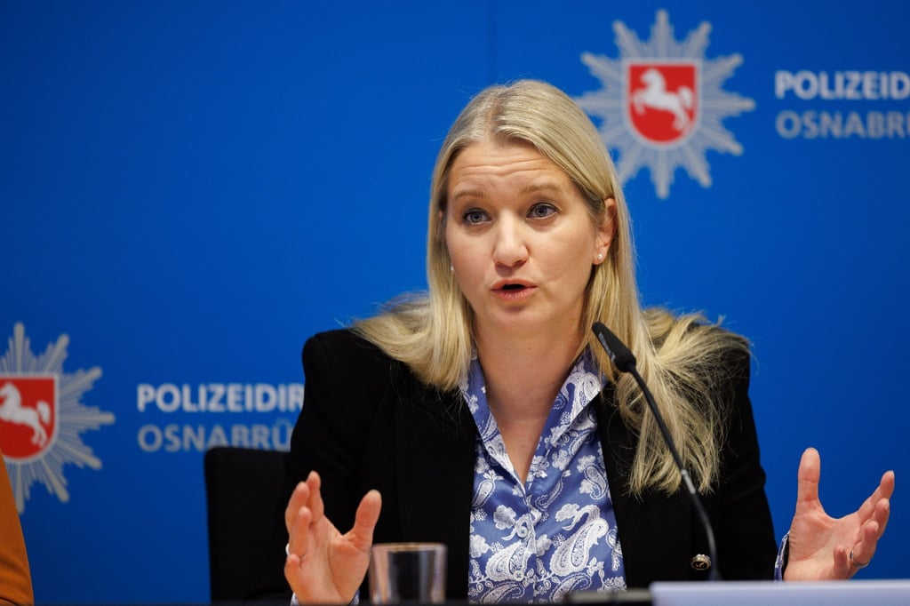 Niedersachsens Justizministerin Kathrin Wahlmann spricht bei einer Pressekonferenz in der Polizeidirektion Osnabrück.