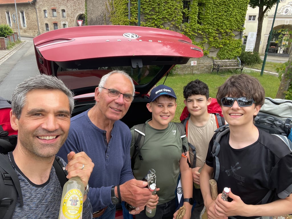 In Beienrode überraschte Vater und Großvater Herbert Schulz (2. von links) die Wandergruppe mit seinem Sohn Christian und seinem Enkel Kilian (von rechts) sowie mit dessen Freunden Florian Anger und Michael Oettinger.