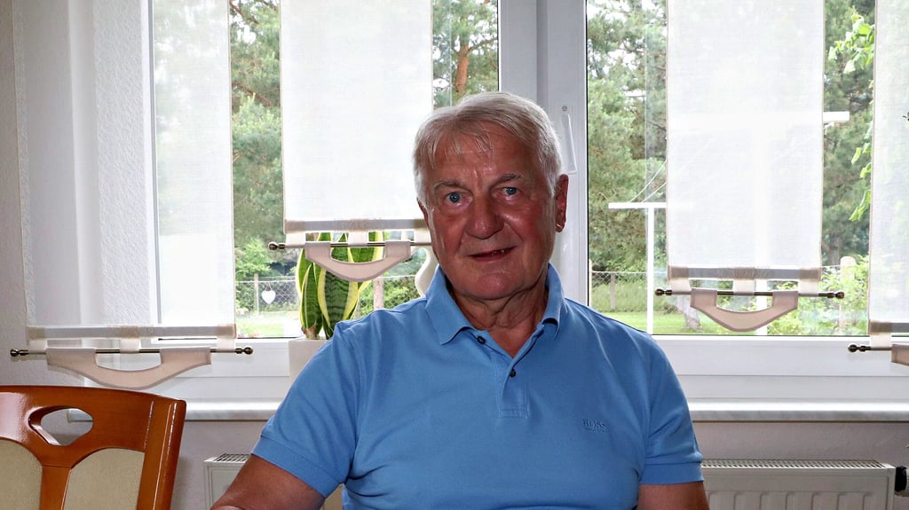 Nach über fünf Jahrzehnten kommunalpolitischer Arbeit kandidiert der Jessener Klaus-Dieter Richter nicht noch einmal. Vor sich hat er einige ältere Dokumente ausgebreitet. Früher haben sich Abgeordnete auf verschiedenen Ebenen damit ausgewiesen. 