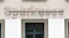 Der Schriftzug „Sparkasse“ an einer früheren Filiale des Geldinstituts an einer Hausfassade.