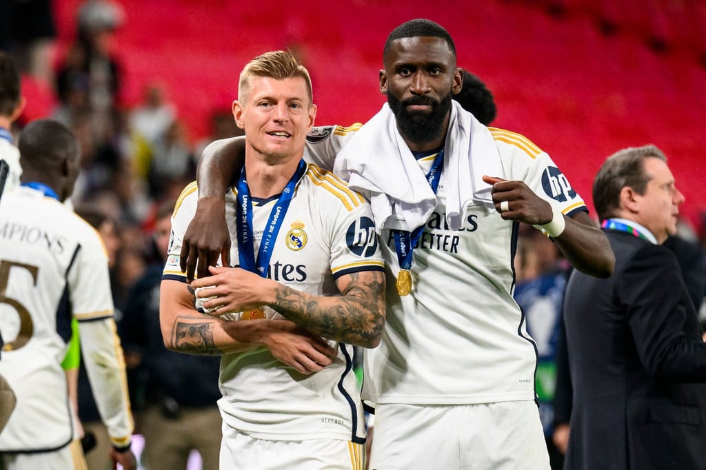Sind im EM-Quartier in Herzogenaurach eingetroffen: Toni Kroos (l) und Antonio Rüdiger.