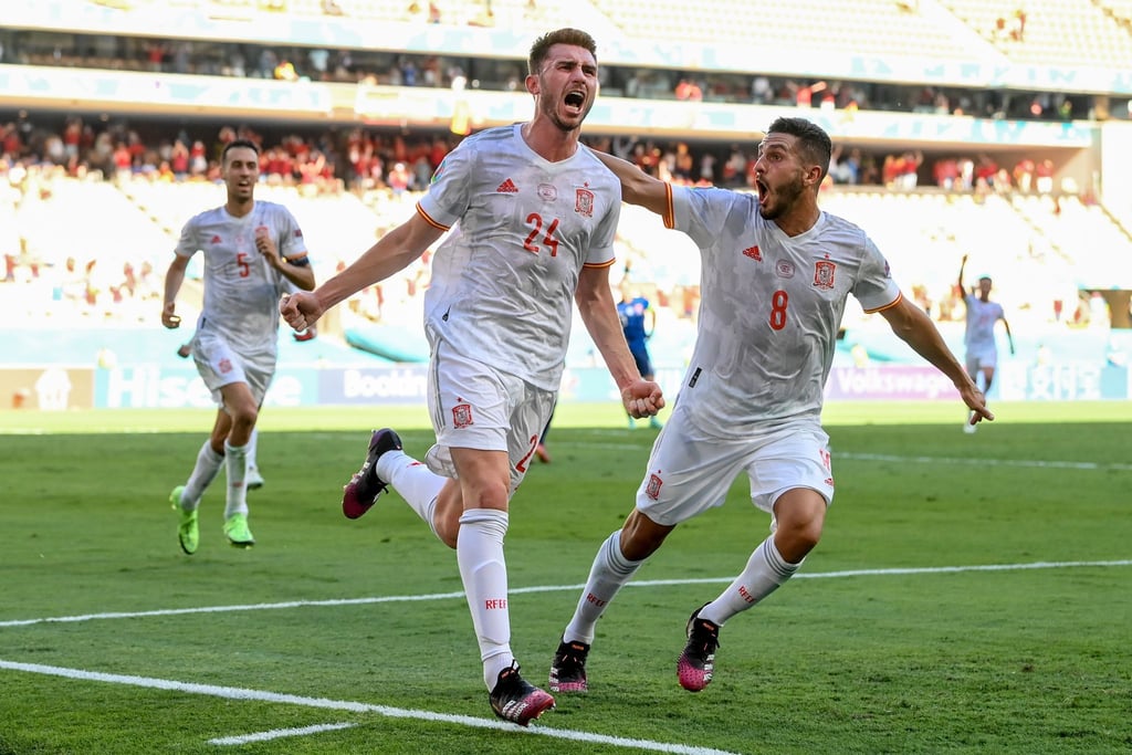 Spaniens Aymeric Laporte (M) feiert nach dem zweiten Tor seiner Mannschaft mit seinem Teamgefährten Koke.