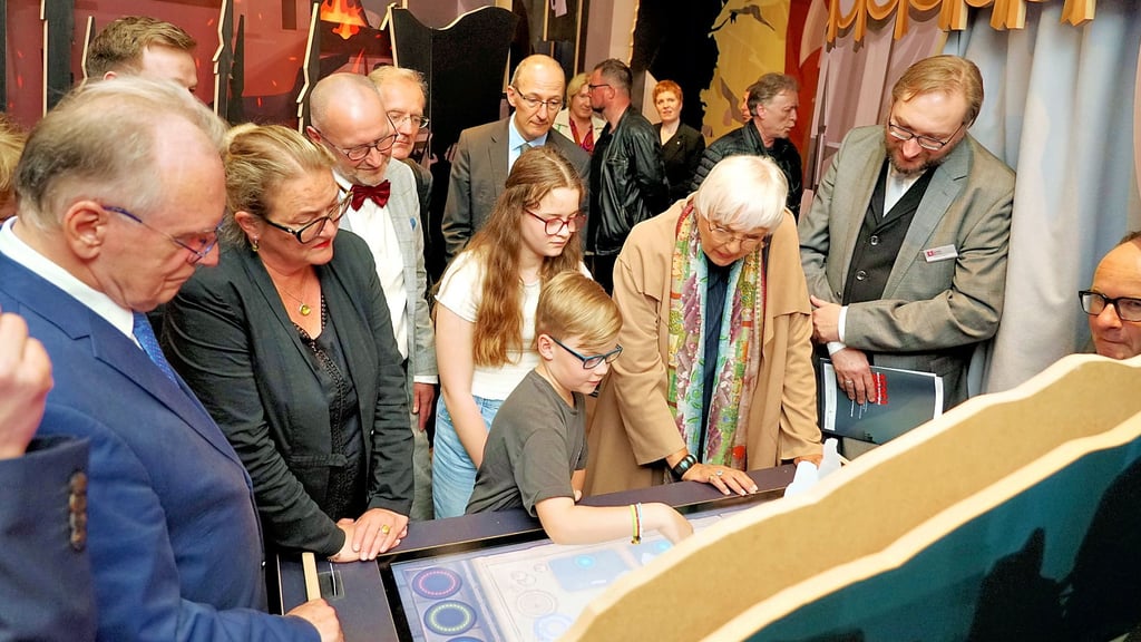 Reiner Haseloff (l.) und Claudia Roth (2. v. r.) machen mit: Das Zentrum der Ausstellung ist ein begehbares Spiel.