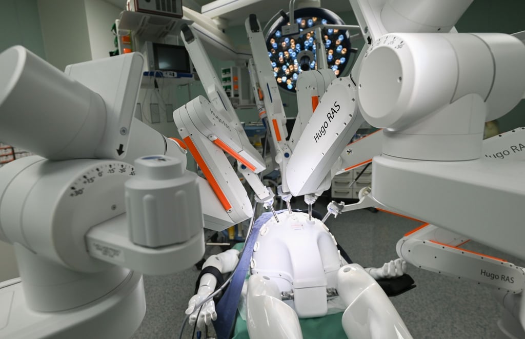 Der OP-Roboter „Hugo“ wird in einem OP-Saal der Klinik für Urologie im Uniklinikum Dresden vorgestellt.