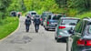 Beamte der Polizei sind bei einer Durchsuchung eines Grundstücks am Ortsrand von Althengstett in Baden-Württemberg im Einsatz.