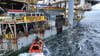 Greenpeace-Aktivisten versuchen mit einem Schlauchboot eine Bohrplattform in der Nordsee vor Borkum zu entern.
