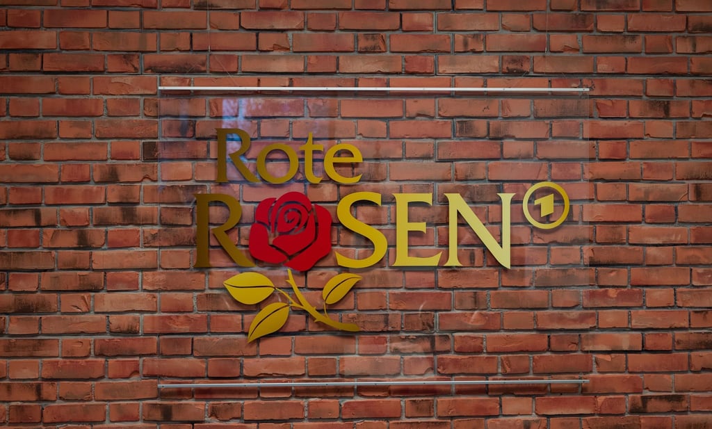Das Logo der Telenovela "Rote Rosen" im Studio in Lüneburg.