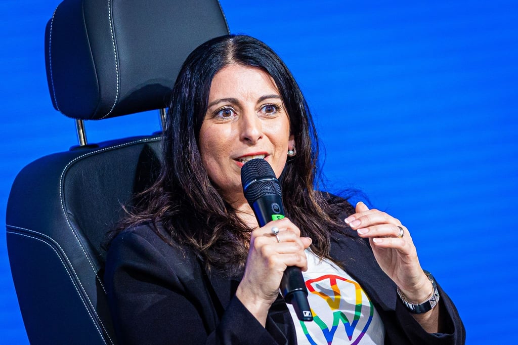 Daniela Cavallo, Gesamt- und Konzernbetriebsratsvorsitzende der Volkswagen AG, spricht beim Festakt „50 Jahre Golf Produktion“ im VW Werk in Wolfsburg.