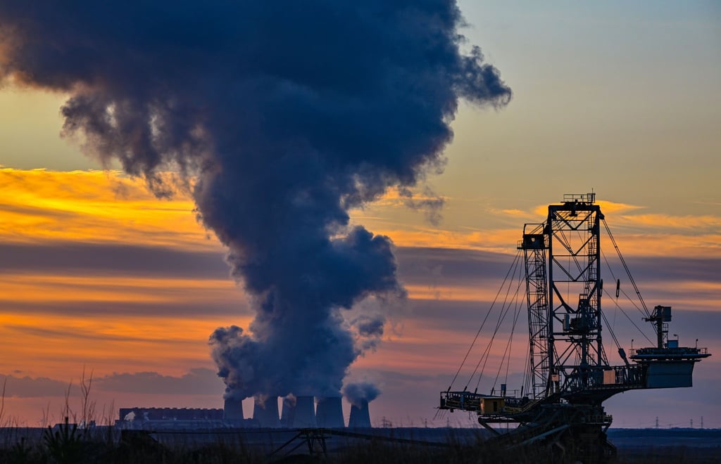 Wasserdampf steigt aus dem Braunkohlekraftwerk Jänschwalde der Lausitz Energie Bergbau AG auf: Leag-Chef Thorsten Kramer sagt, die Entschädigung sei ein essenzieller Baustein für die weitere erfolgreiche Transformation des Unternehmens zu einem „grünen Powerhouse“.