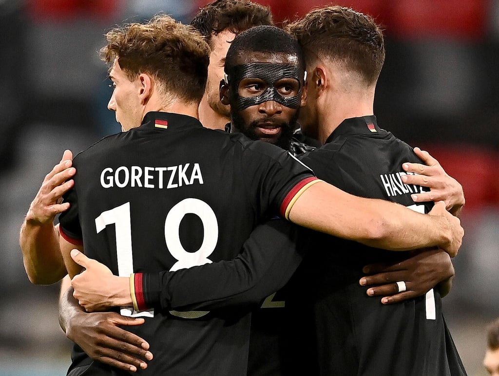 Die deutschen Spieler feiern mit Torschütze Leon Goretzka.