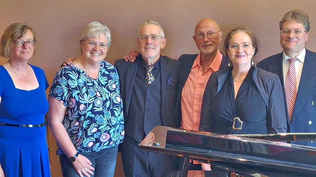 Sie waren nach dem Konzert voll des Lobes: Superintendentin Ute Mertens, Cora Schröder (Vorsitzende des Fördervereins Elbe-Parey), Prof. Jonathan Alder, Manfred Preis, Undine Dreißig und Marco Reiß (v. li.).