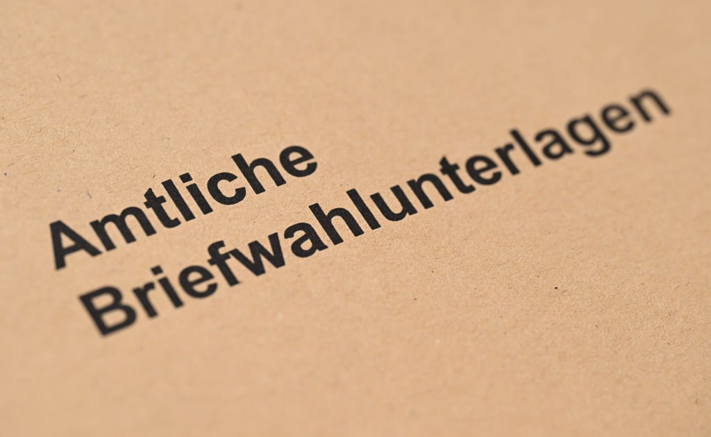Ein Umschlag mit der Aufschrift „Amtliche Briefwahlunterlagen“ für die bevorstehenden Europawahlen liegt auf einem Tisch.