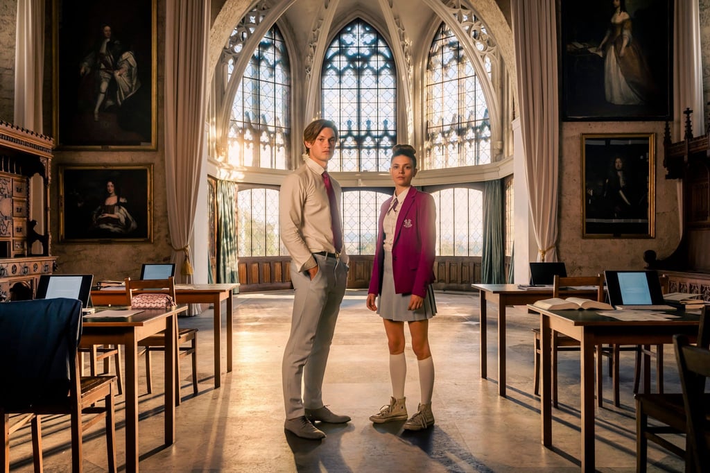 James Beaufort (Damian Hardung) und Ruby Bell (Harriet Herbig-Matten) in der Kulisse der Amazon-Serie „Maxton Hall“.