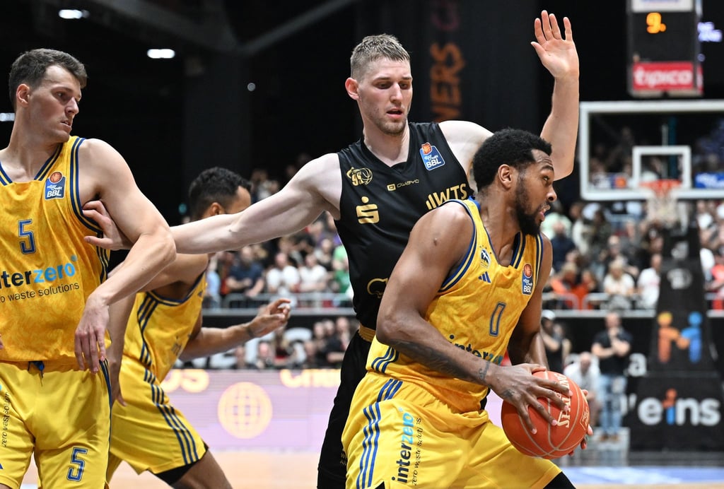Mit 25 Punkten Albas Topscorer beim 96:85 in Chemnitz: Sterling Brown (r).