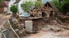Blick auf ein durch Hochwasser zerstörtes Gebäude an der Wieslauf.