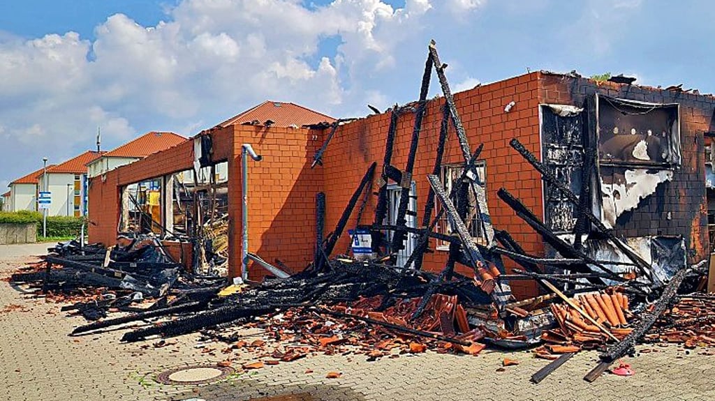 Nach dem Großbrand ist vom Tedi-Markt in Wernigerode nicht mehr viel übrig.
