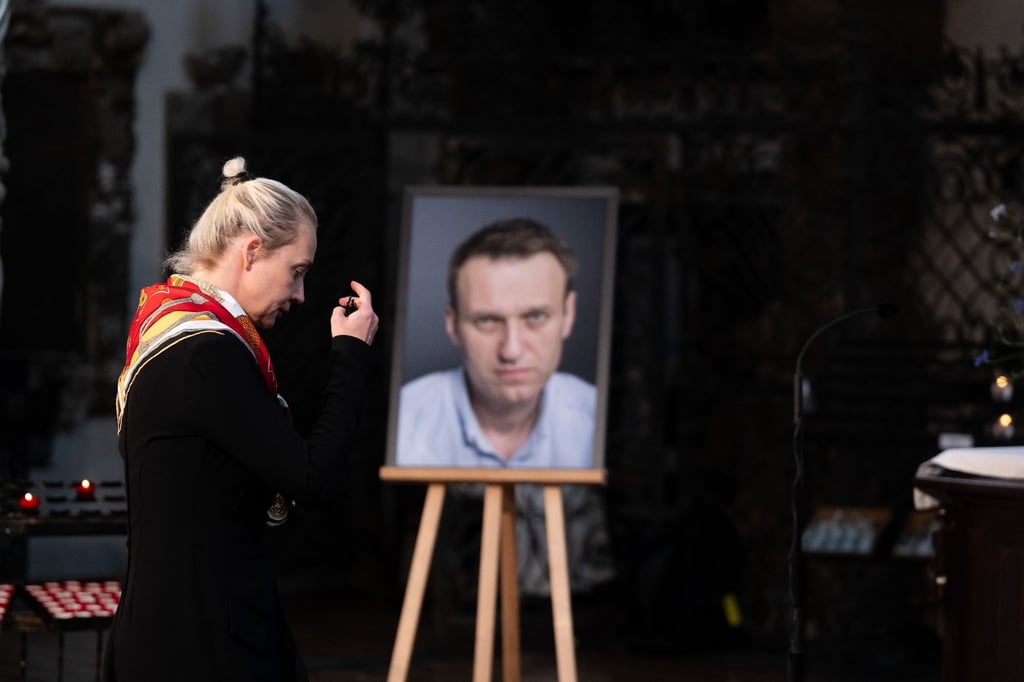 Julia Nawalnaja, Witwe von Alexej Nawalny, geht während eines Gottesdiensts in der St. Marienkirche für den verstorbenen russischen Oppositionspolitiker Nawalny an dessen Geburtstag an einem Bild von ihm vorbei.
