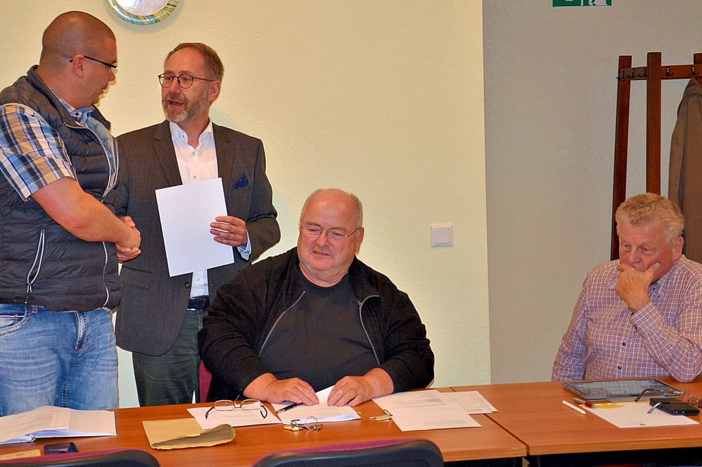 Riccardo Achilles (2. von links) überreicht in Rathmannsdorf die Ehrenurkunden. Hier an Benjamin Zuck (links), Vorgänger von Ortsbürgermeister Klaus-Jörg Engel (2. von rechts) und Nachfolger von Klaus Magenheimer.
