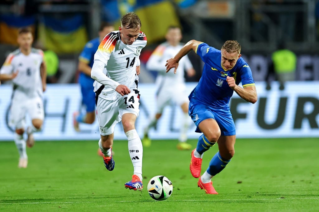 Nach seiner Einwechslung war Maximilian Beier (l) sofort im Spiel.