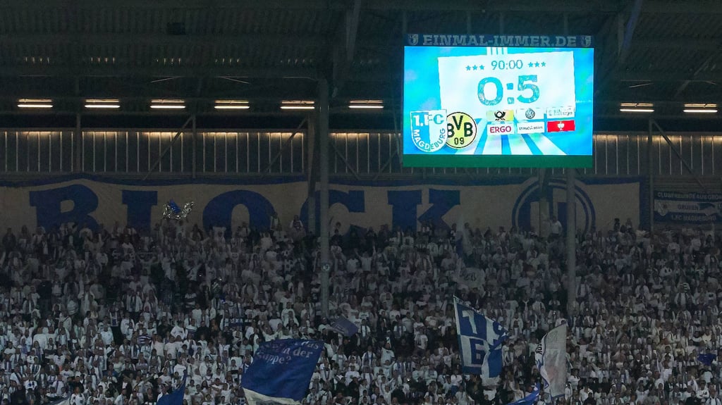 Die Anzeigetafel in der MDCC-Arena, künftig Avnet-Arena. Sie wird derzeit ausgetauscht.