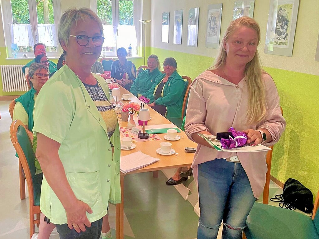 Pflegedienstleiterin Jessika Spohn (rechts) wurde vom Ministerpräsidenten und ihren Mitarbeiterinnen überrascht, links Brunhild Baumgarten.