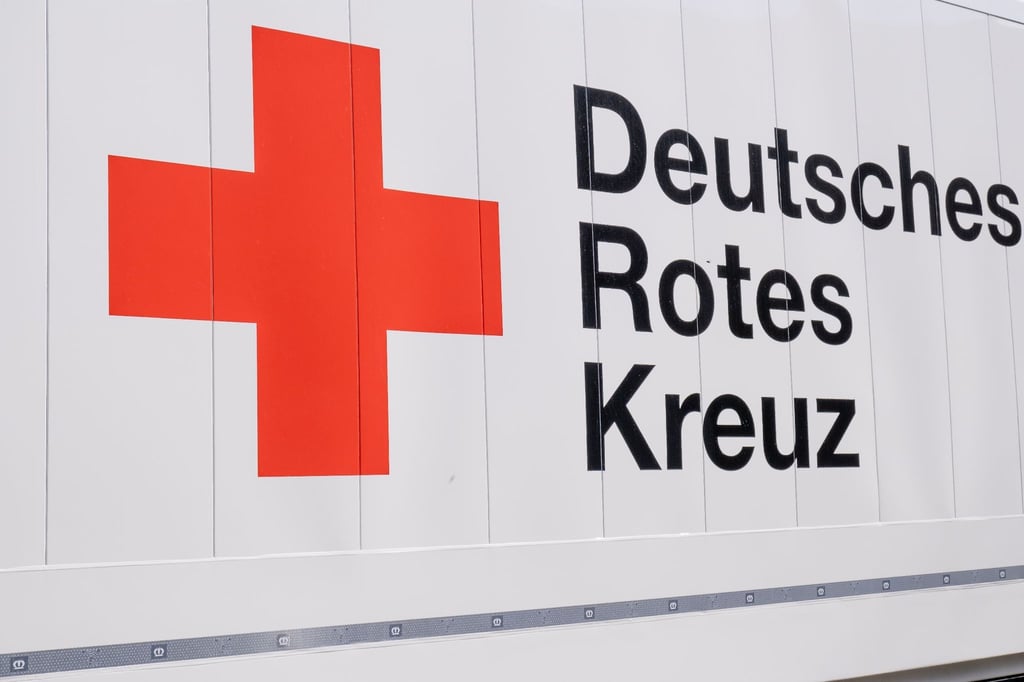 Das Logo und der Schriftzug des Deutschen Rotes Kreuzes (DRK) ist auf einem Einsatzfahrzeug zu lesen.