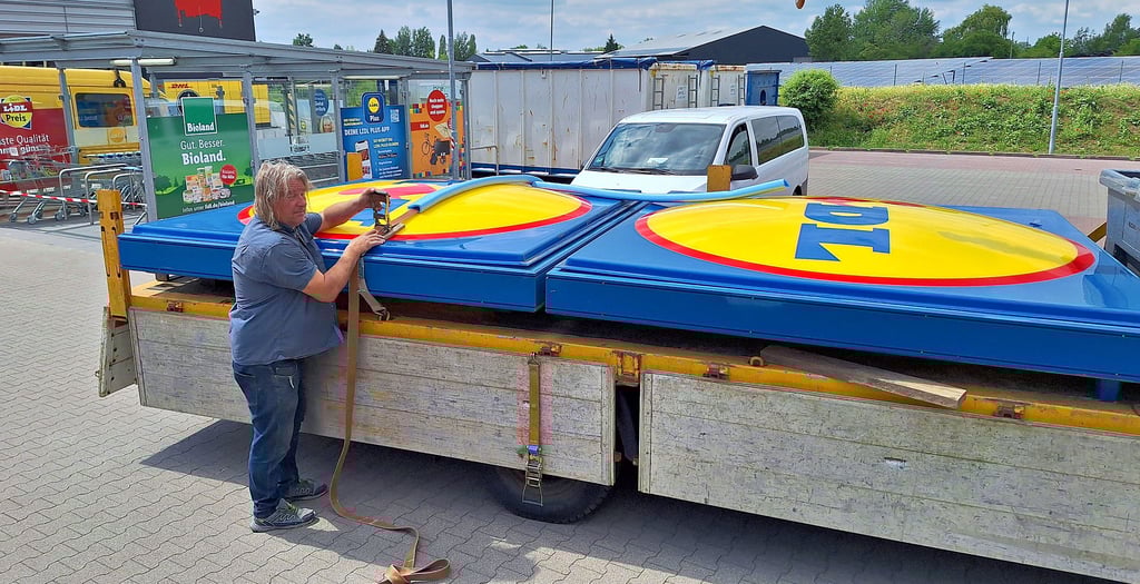 Das Lidl-Werbeschild wird abtransportiert.