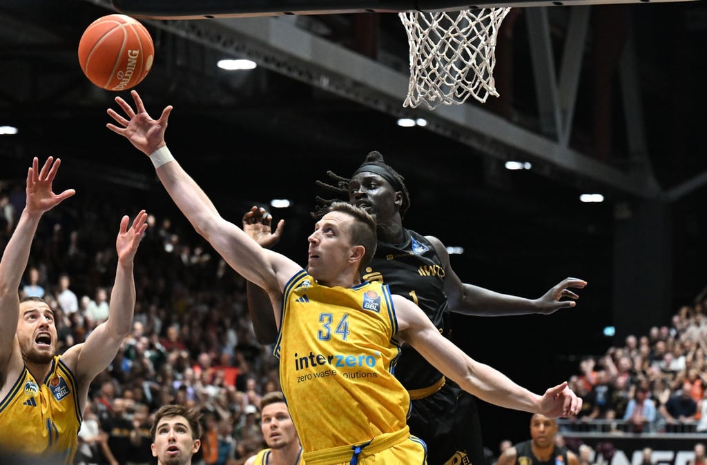 Berlins Rikus Schulte (v.l.) und Justin Bean und der Chemnitzer Aher Uguak kämpfen um den Ball.