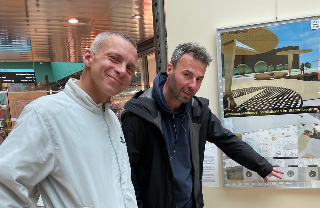 Reißzwecken als Gewinner: Der Entwurf von Michael Krenz (l.) und Martin Schwandt greift die Idee der Neustadt-Gründung am Reißbrett auf.