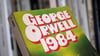 Ein ältere Ausgabe des Romans „1984“ von George Orwell.