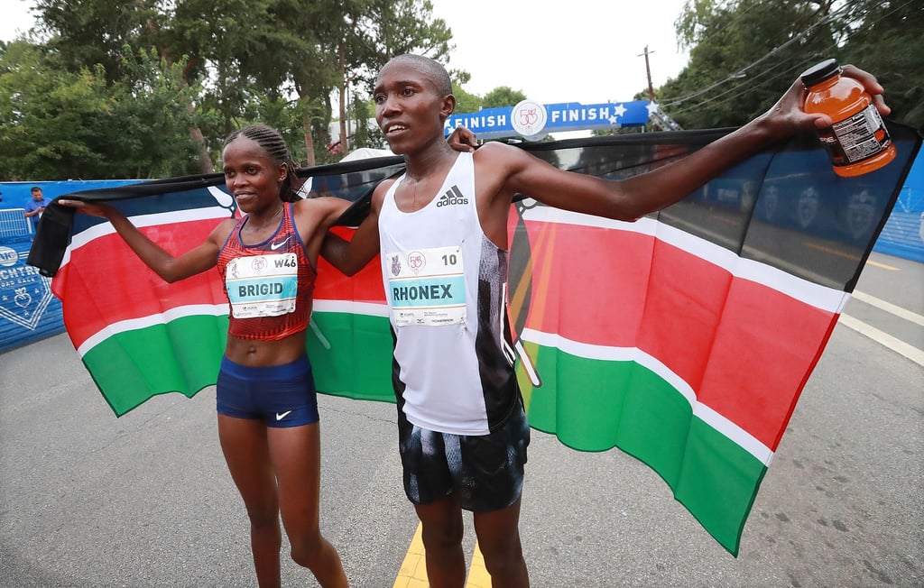 Rhonex Kipruto (r) wurde wegen Unregelmäßigkeiten im Athletenpass für sechs Jahre gesperrt.