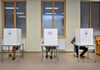 Wähler in einem Wahllokal. Bei der Entscheidung in Magdeburg sollten die Elbestädter ganz genau hinsehen. 