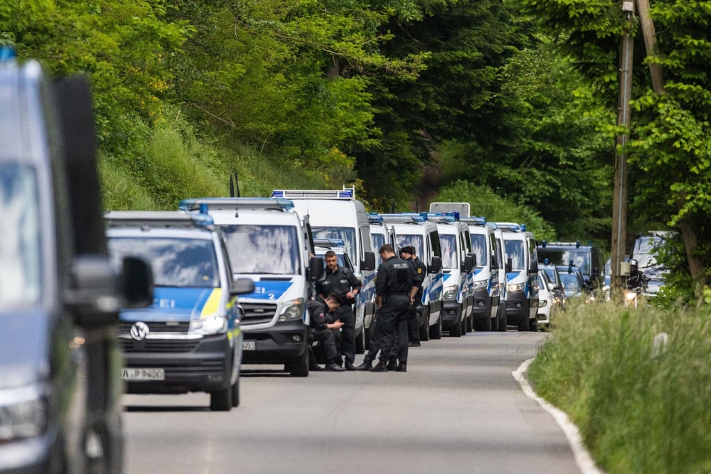 Polizeibeamte stehen auf einer Straße nahe Bad Teinach.