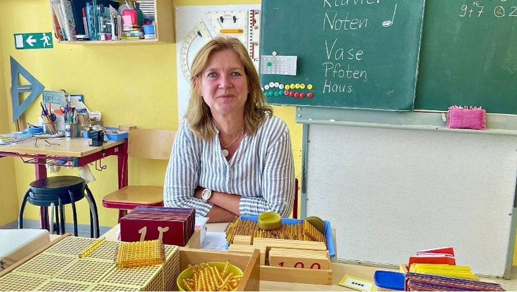 Schulleiterin Gundula Pöhlmann-Kneissl mit Materialien für die Freiarbeit.